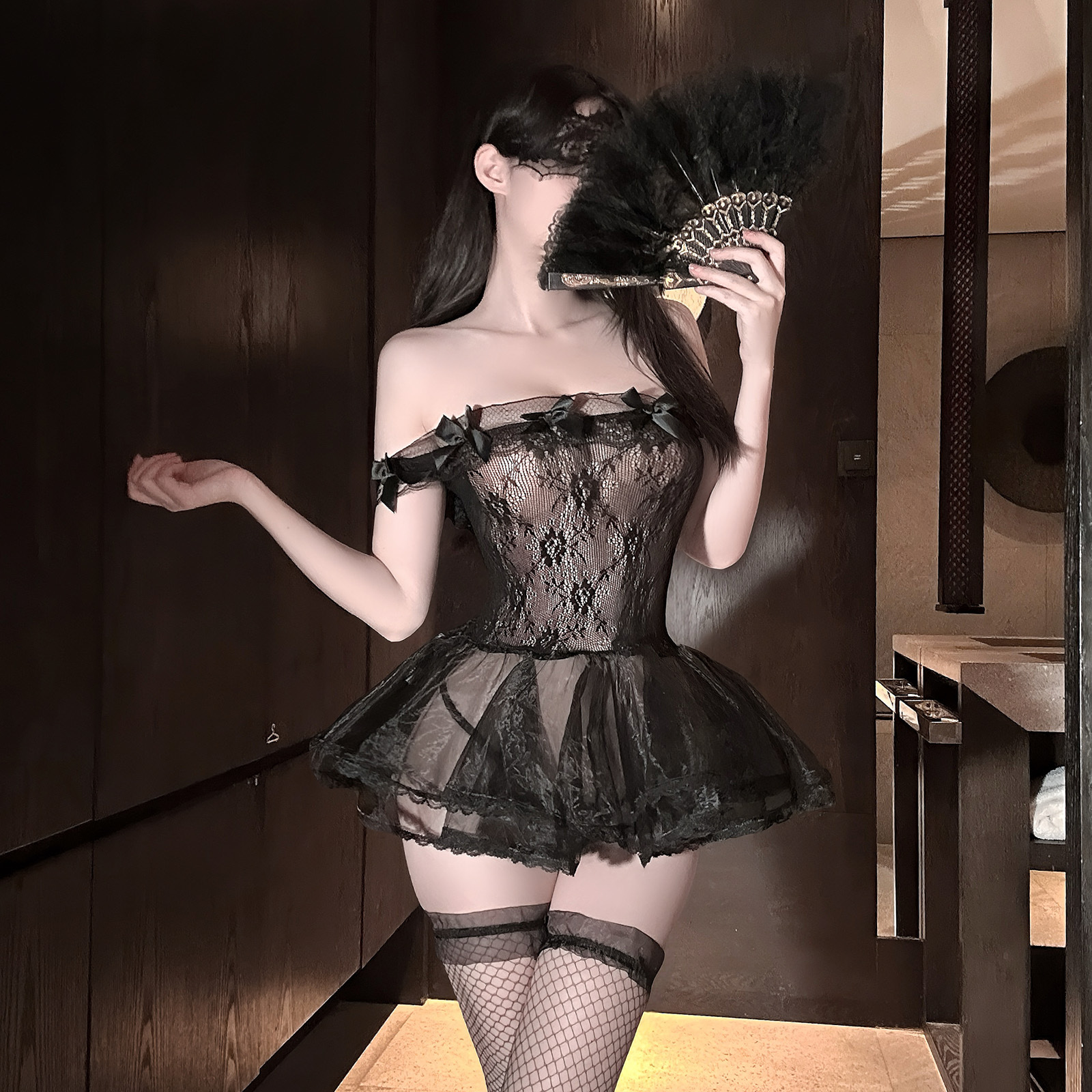 오프숄더 툴 미니스커트